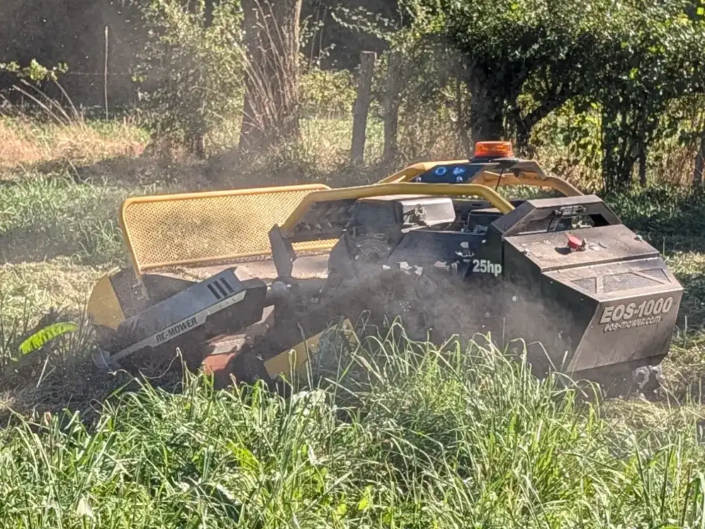 Broyage d'herbe haute sur un versant de la vallée du Viaur, secteur de Naucelle