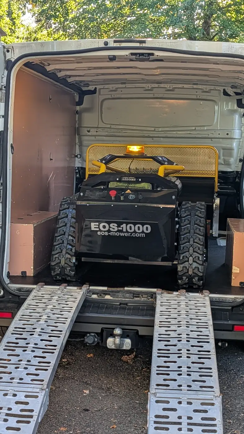 Broyeur télécommandé EOS 1000 chargé sur ses rampes dans un petit utilitaire