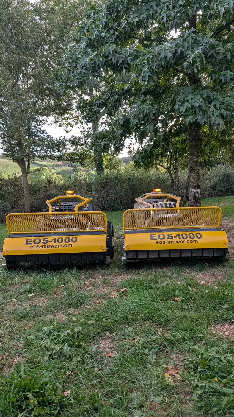 Deux broyeurs télécommandés EOS 1000 vus de face, carters de coupe de 1000 mm