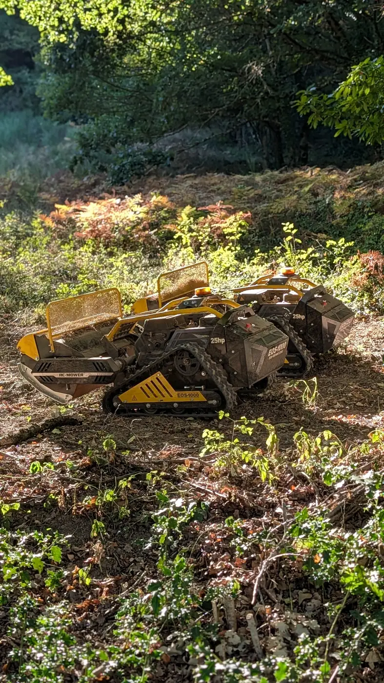 Deux broyeurs EOS 1000 couverts de débris végétaux à la fin d'un chantier en Aveyron