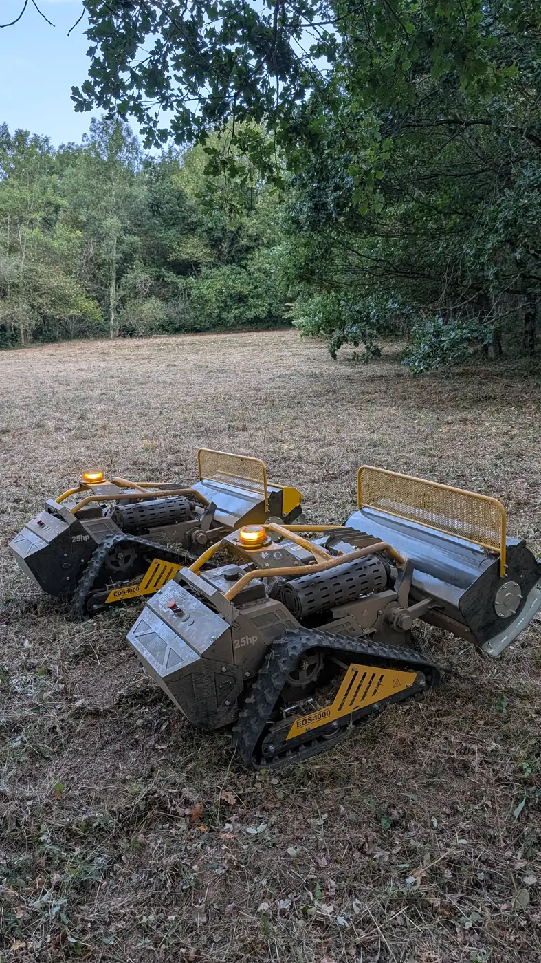 Les deux broyeurs télécommandés EOS 1000 stationnés dans un pré fauché, en Aveyron