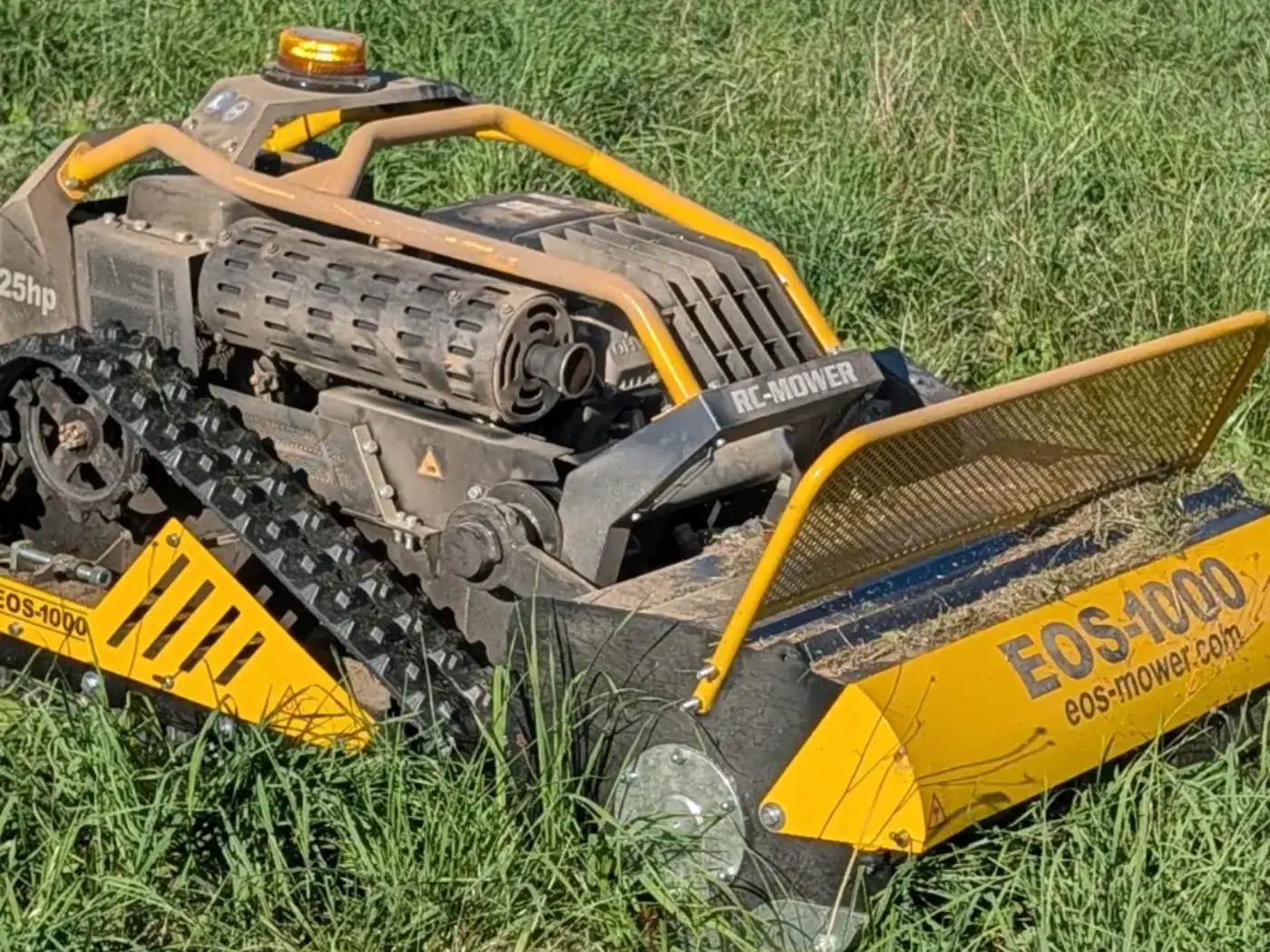 Broyeur forestier télécommandé EOS 1000 vu de trois quarts arrière sur un chantier